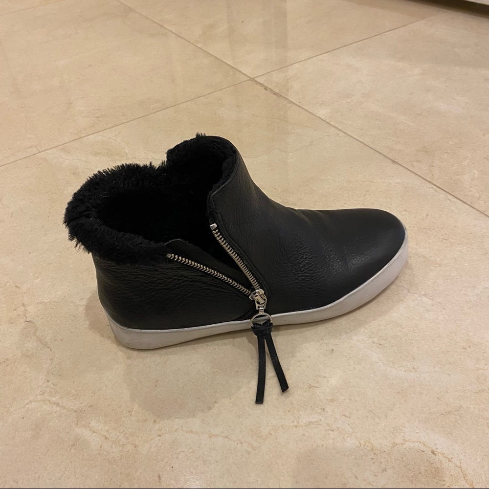SUPER CUTE fur sneaker with zipper detailing